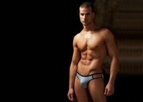 man i shorts med förstorad penis