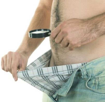 en man undersöker sin penis och vill förstora den