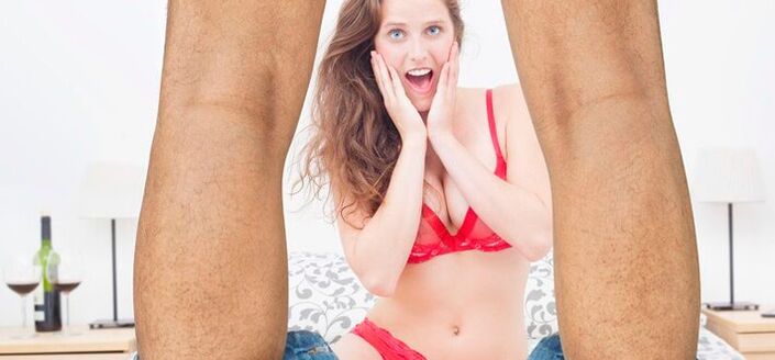 kvinna överraskad av ökad storlek på mannens penis foto 2