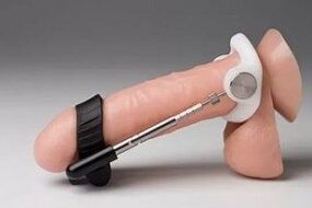 Förlängaren sträcker ut penis mekaniskt och ökar dess storlek